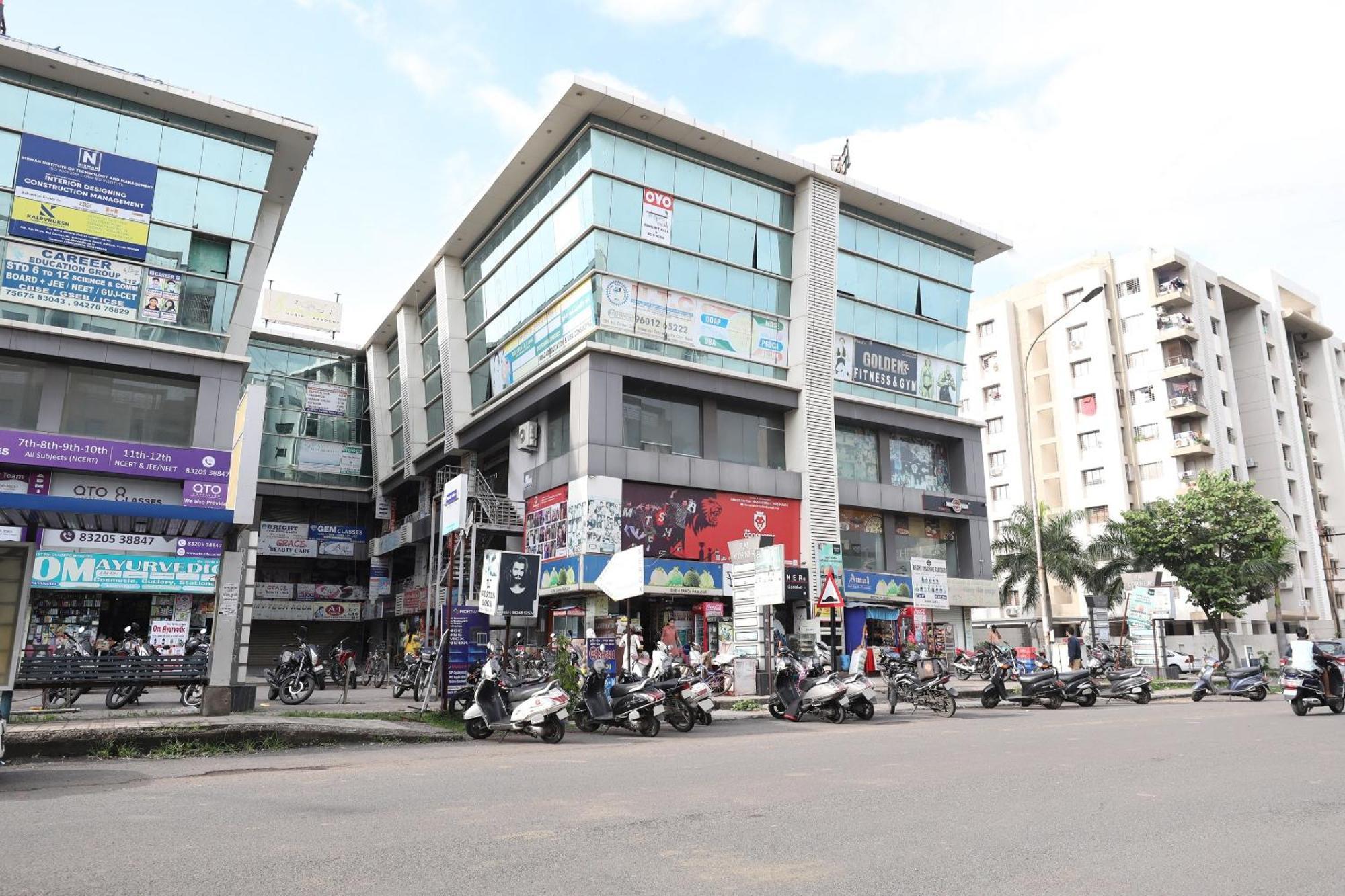 OYO 74873 Shyam Vatika Banquet And Rooms Surat Exteriör bild