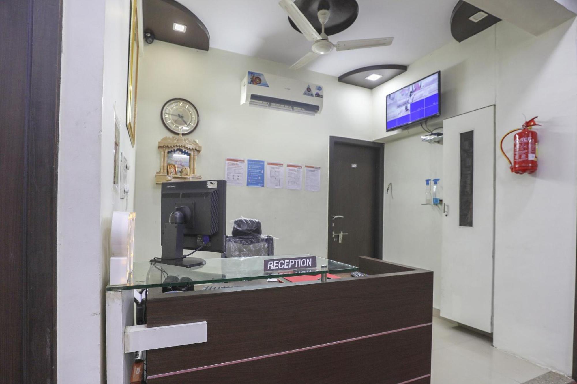 OYO 74873 Shyam Vatika Banquet And Rooms Surat Exteriör bild