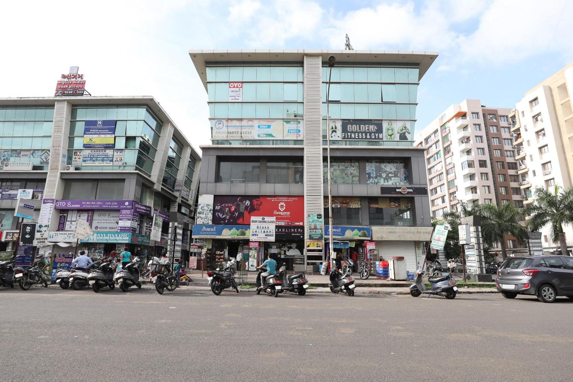 OYO 74873 Shyam Vatika Banquet And Rooms Surat Exteriör bild