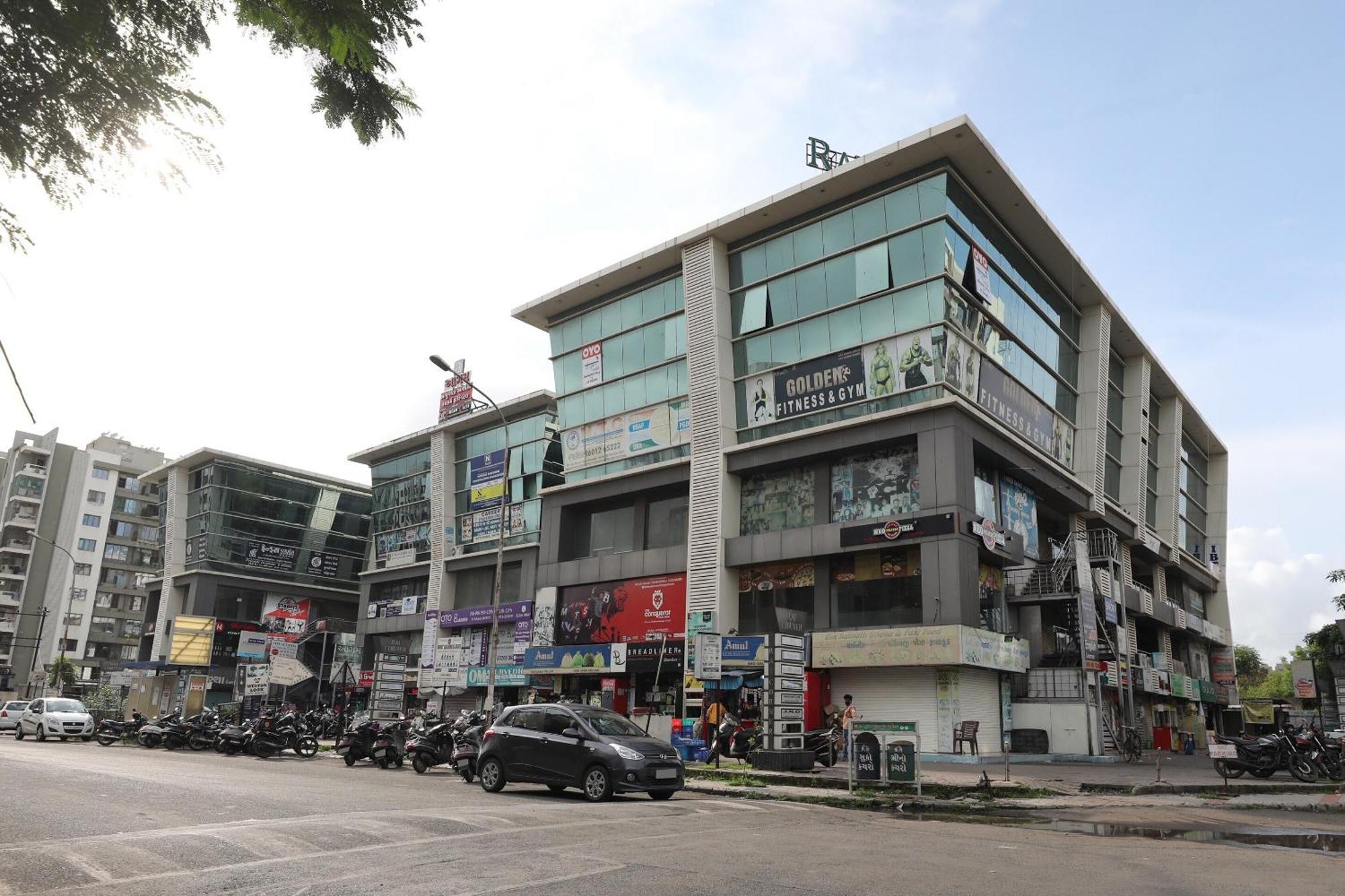 OYO 74873 Shyam Vatika Banquet And Rooms Surat Exteriör bild